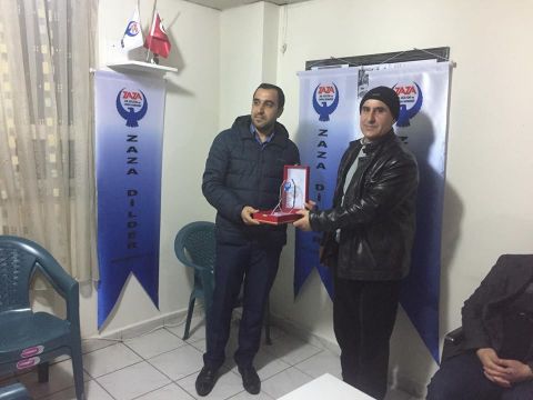 Zazacaya emek harcayanlara plaket verdik. 